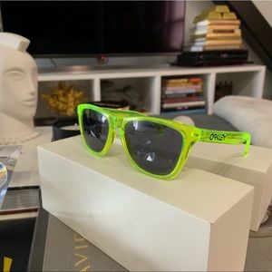 Men’s Oakley Neon Frogskin!